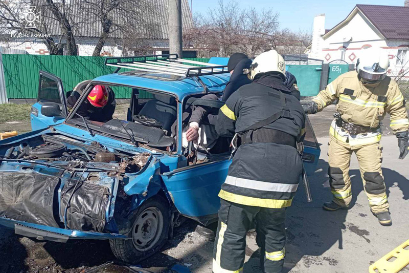 У Шепетівському районі надзвичайники ліквідували наслідки ДТП, в якій травмувався водій