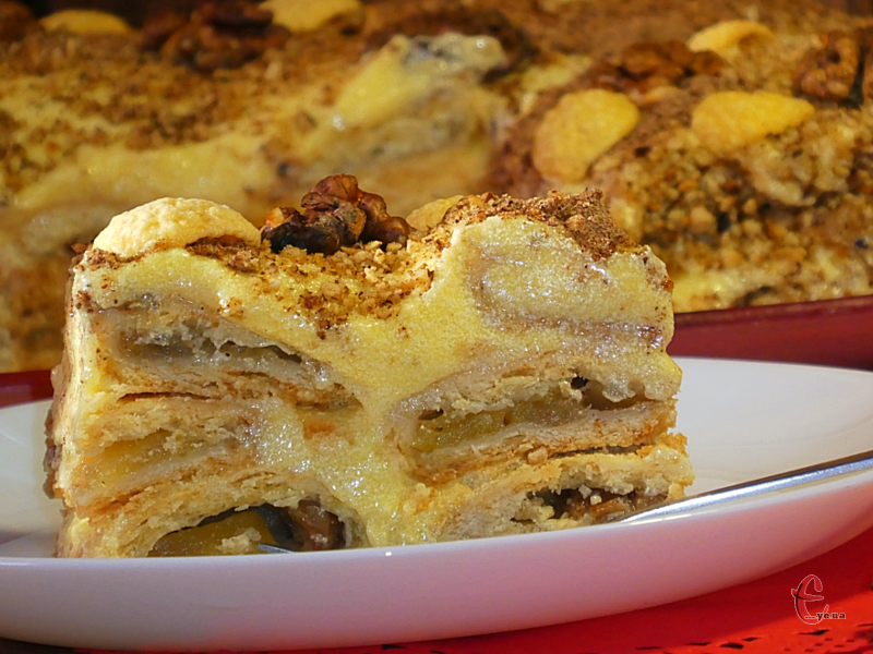 Від «Наполеона» десерт запозичив ніжний та вишуканий заварний крем, а від «Монастирської хати» – пісочне тісто та технологію формування. 