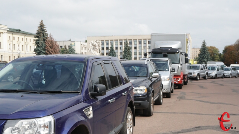 У Хмельницькому відбулася передача 55 автомобілів від британського народу для потреб України