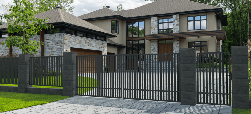 Комбінація металевого паркану й бетонних блоків – універсальне рішення, яке відмінно підходить для облаштування заміської ділянки