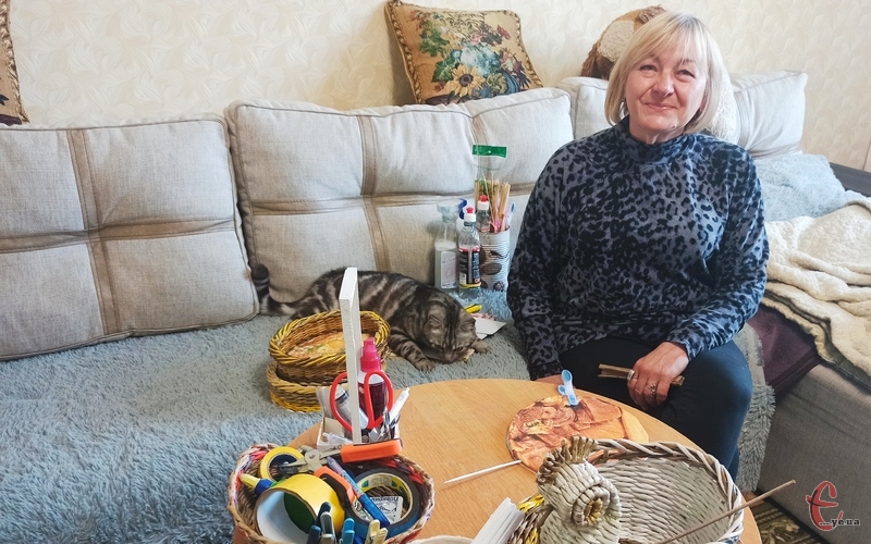 Світлана Грудініна вже декілька років плете вироби з "паперової лози". Фото: автора