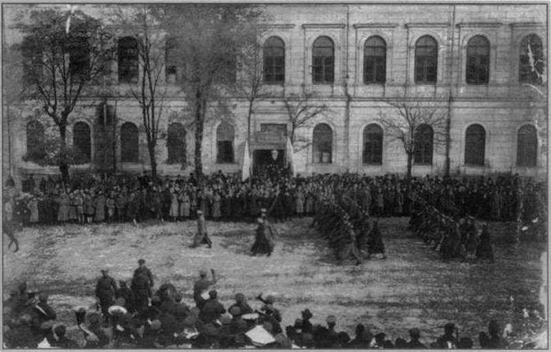 Історичний момент зустрічі параду військ Симоном Петлюрою
