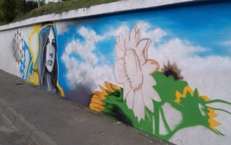 У цей день в 2014 році в Хмельницькому прикрашали вуличну стіну патріотичними графіті