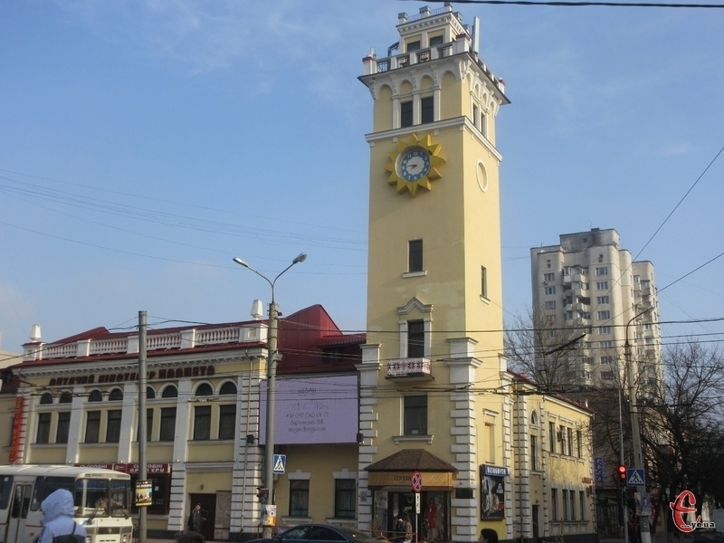 Вежу, яку ще донедавна прикрашав "сонячний" годинник, спроектував Гнат Чекірда як будівлю міської пожежної команди