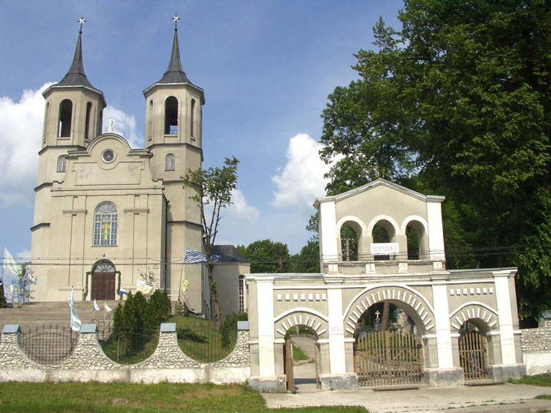 Новозбудований костел у Сатанові освятили 28 травня 1994 року