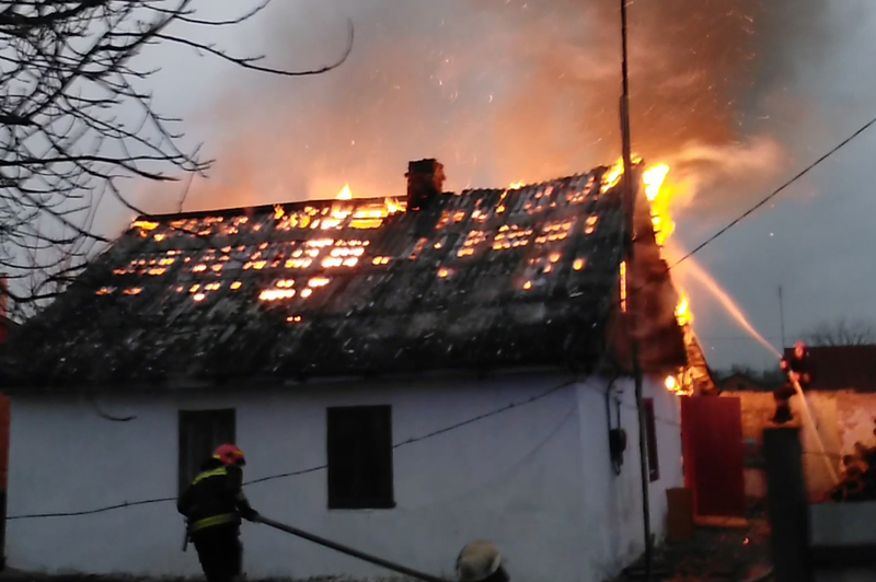 За попередньою інформацією будинок зайнявся через порушення правил пожежної безпеки при експлуатації опалювальної печі