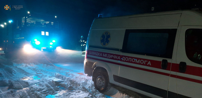 Автомобіль швидкої допомоги, який застряг у снігу, перевозив хворого пацієнта