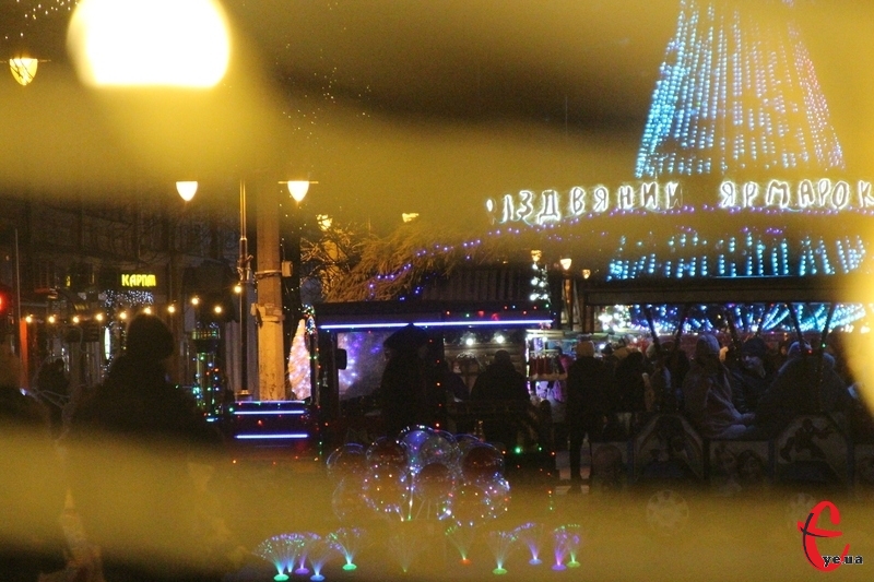 З початком грудня Хмельницький традиційно поринав у новорічну атмосферу