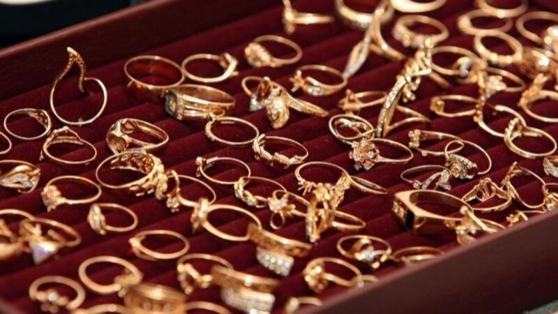 Поліцейські розкрили крадіжку золотих виробів із магазину, яка днями сталася в Чемерівцях