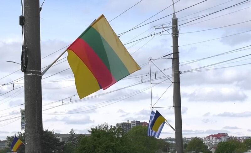 На вулиці Бандери замайоріли 27 прапорів європейських країн