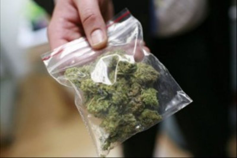 Поліетиленові пакети із наркотиками правоохоронці знайшли під час обшуку і у помешканні жінки