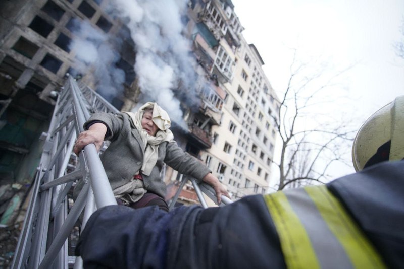 У Києві ворожий снаряд влучив у багатоповерхівку - є загиблі та поранені
