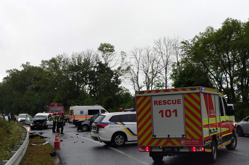 Рятувальники ліквідували наслідки автотрощі, у якій травмувалось п