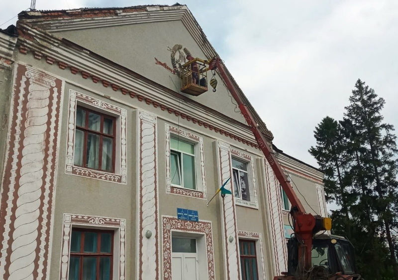 У Сутківцях з фасаду приміщення місцевого будинку культури демонтували радянську символіку