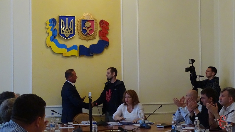 Добровольці отримали посвідчення від обласної ради