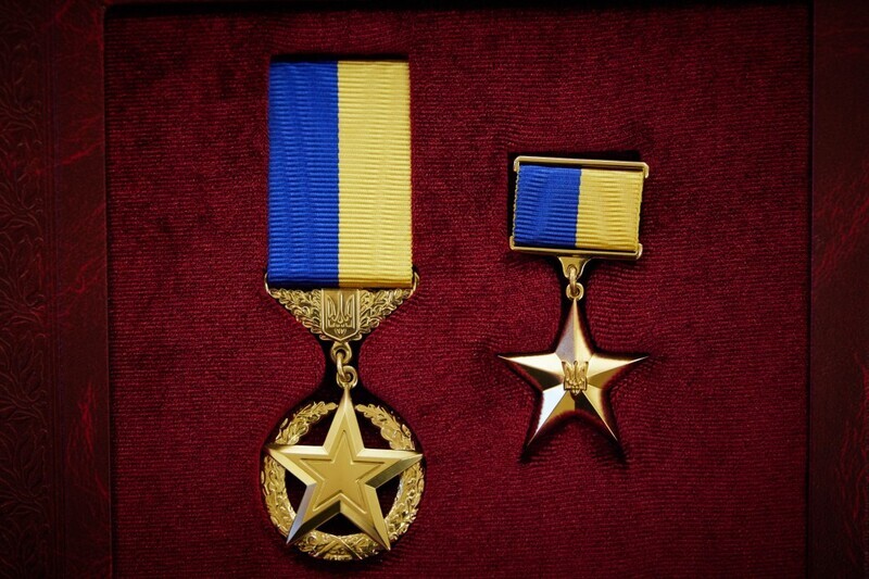 Двох захисників із Хмельниччини нагороджено найвищим державним орденом Золота Зірка. На жаль, посмертно