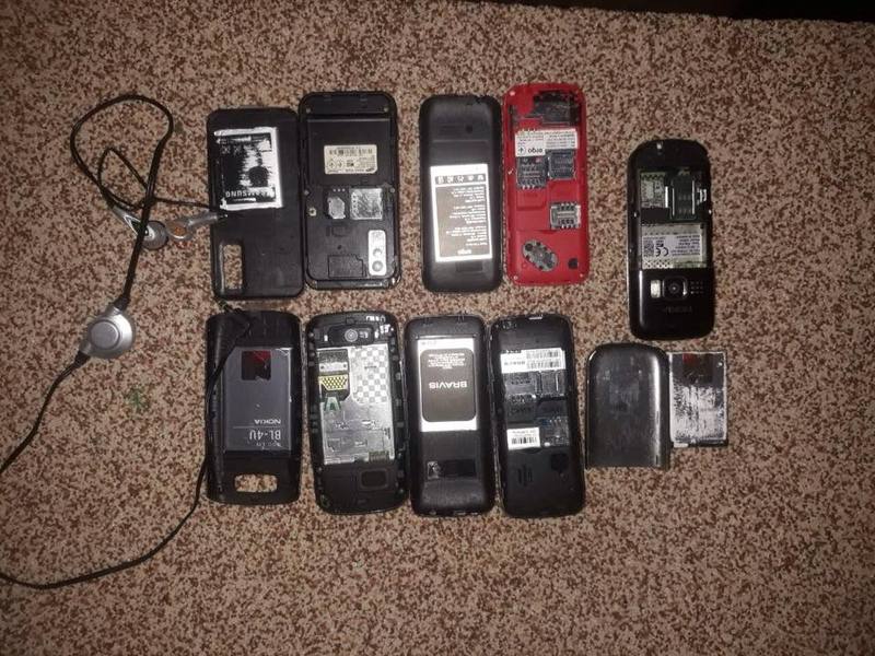 В пакунках правоохоронці виявили 9 мобільних телефонів. Фото: ДУ "Хмельницький слідчий ізолятор"