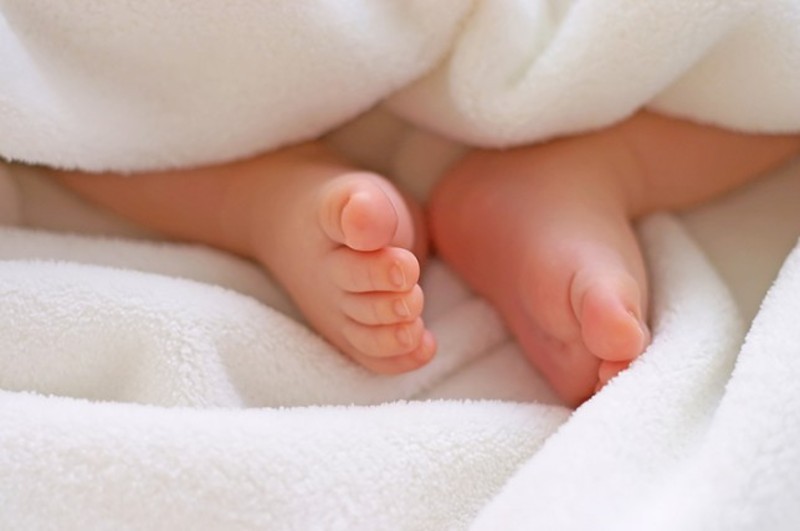 Вивчивши характер травм дитини, лікарі не повірили, що малюк впав з ліжка