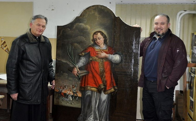 Викладач Тимур Такіров передав відреставрований студентами образ настоятелю кафедрального костелу ксьондзу Роману