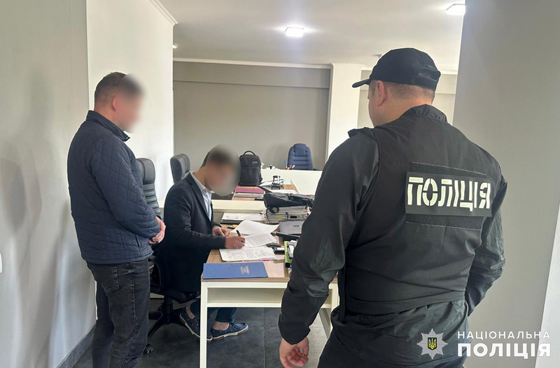 На Хмельниччині затримали адвоката, який міг допомогати чоловікам виїжджати за кордон. В якому саме місті затримали підозрюваного - правоохоронці не повідомляють