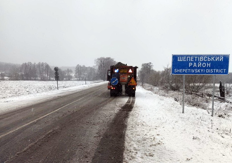 Дорожники області минулої ночі боролися з ожеледицею та снігом на південному заході Хмельниччини