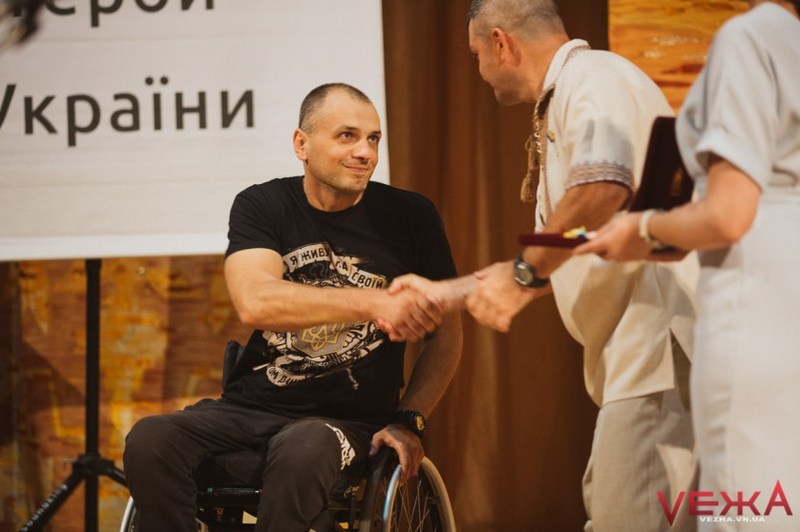Олександр Пономарьов мав отримати нагороду ще раніше, але перебував на реабілітації в США