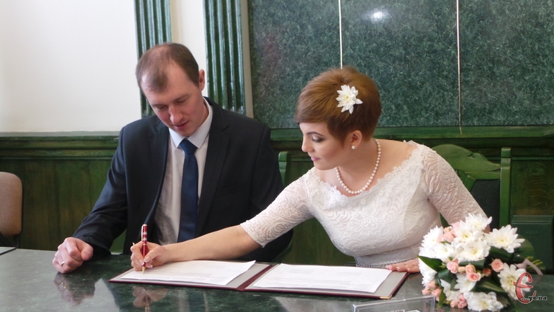 Молодята зареєстрували шлюб у зеленій залі міськради