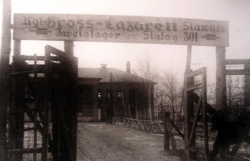 Після окупації міста Славути у 1941 році на південно-східній його околиці було обладнано табір для утримання радянських хворих та поранених військовополонених «Грослазарет №301»