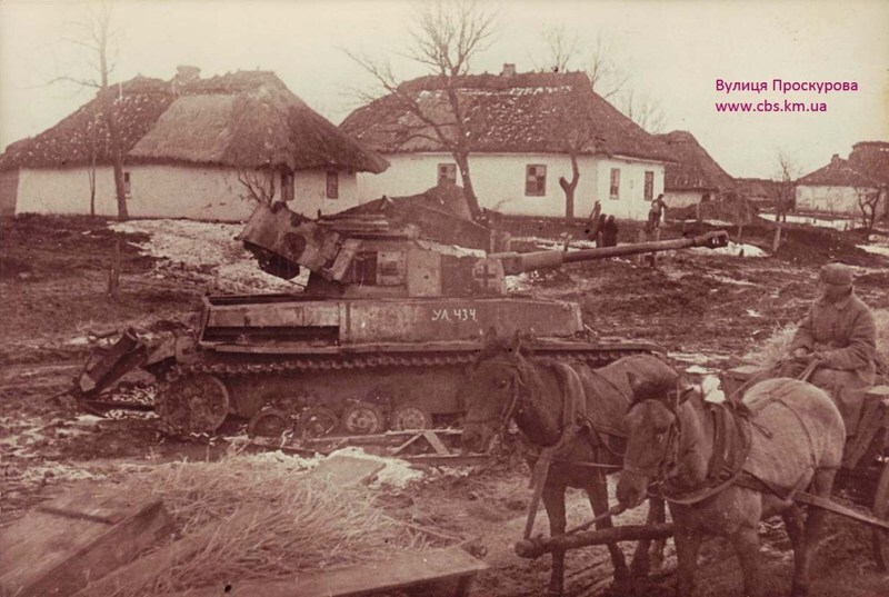 Знищений німецький танк посеред однієї з вулиць Проскурова