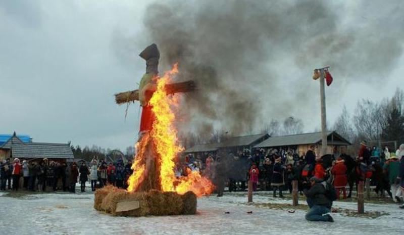 У парку "Київська Русь" спалять найбільше опудало