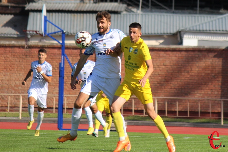 У Хмельницькому Поділля здолало Ниву 2:0, а ось у Тернополі команди зіграли внічию 0:0