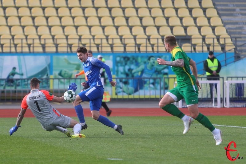 Максим Гріний мав шанс на 15 хвилині матчу забити у ворота Полісся, але переграти Олега Кудрика не зумів