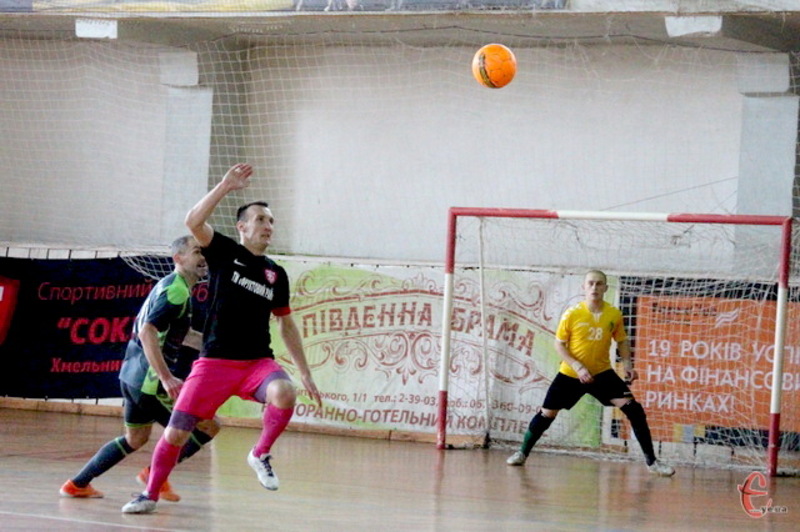 Руслан Шеремета (у чорній футболці) у Рівному заробив пенальті та забив рятівний гол