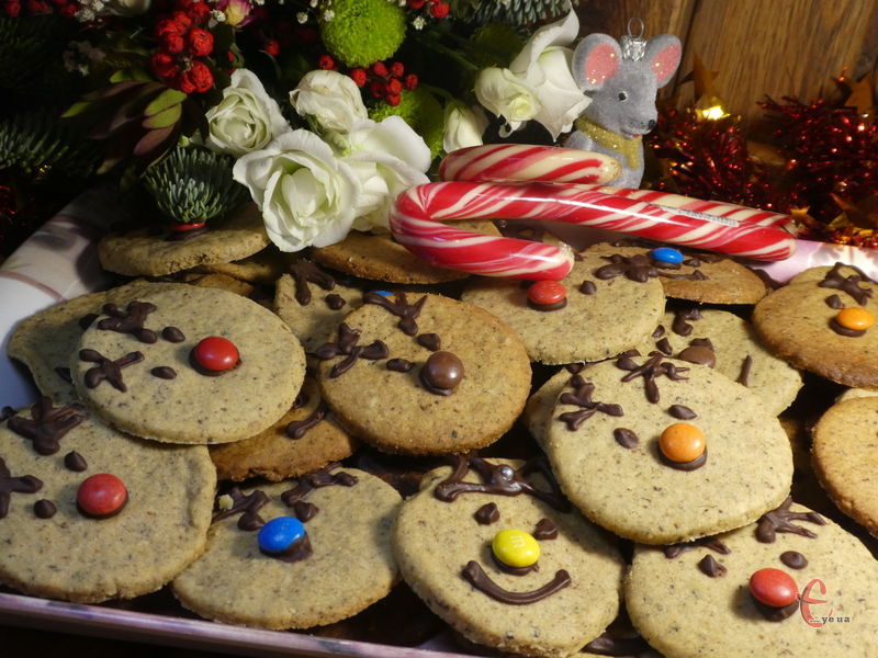 Таке оздоблення печива — чудова ідея не лише до Дня Миколая, але й для Нового року та Різдва. 