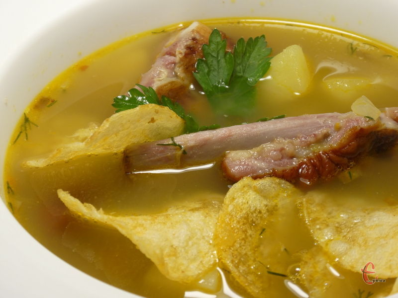 Суп із копченими реберцями виходить густим, наваристим і ароматним. 