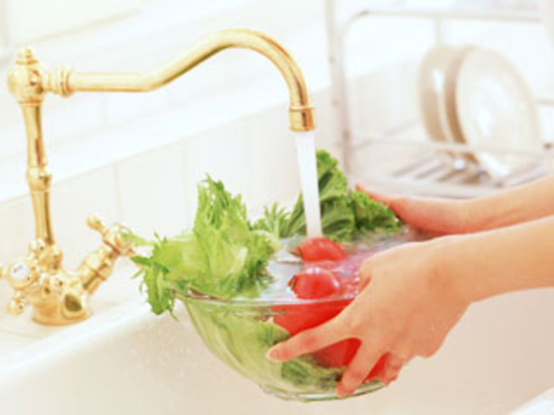 Щоб не захворіти, фрукти та ягоди при споживанні необхідно добре промити водою чи обдати окропом