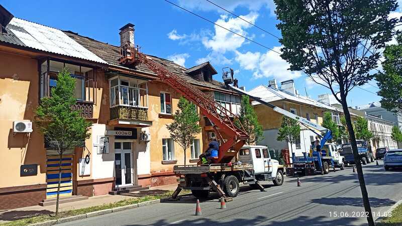 Два тижні бригада комунальників з Хмельницького ремонтувала чернігівські будинки