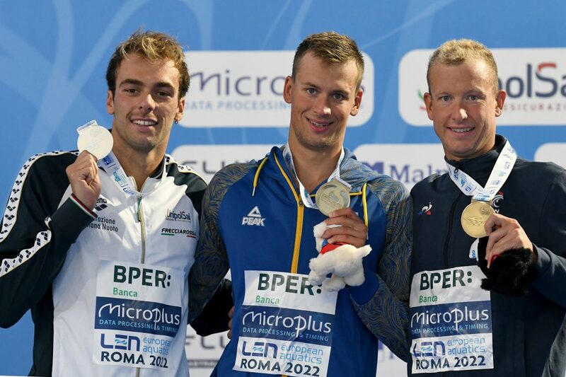 Михайло Романчук (у центрі) виграв першість Європи з плавання на 1500 метрів вільним стилем