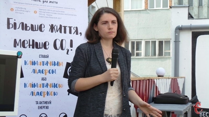 Ольга Фрейдман на презентації мапи, де позначені у Хмельницькому пункти куди усі бажаючі можуть здати вторинні відходи