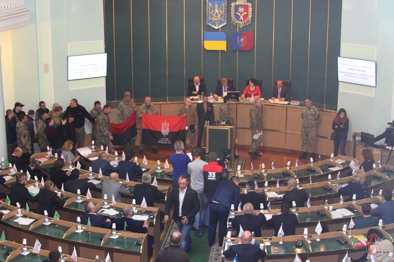 Обласна рада прийняла рішення про червоно-чорний прапор визвольної боротьби