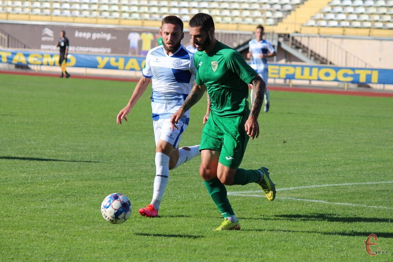 Ян Морговський (у біло-синій формі) не мав права грати в кубковому матчі проти Прикрапаття