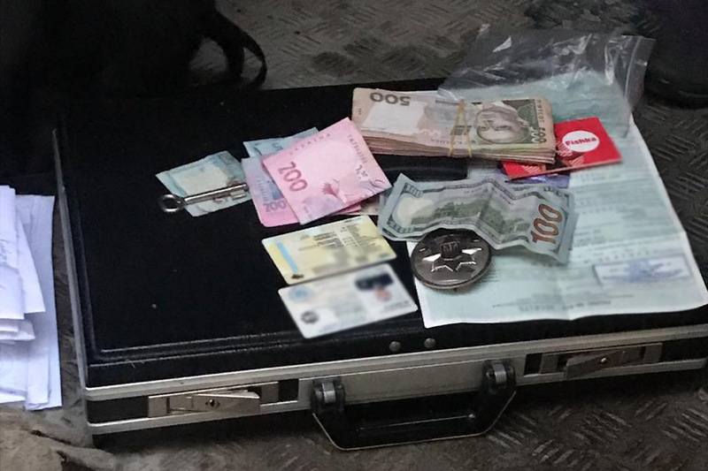 Поліцейського на Рівненщині затримали під час отримання грошей