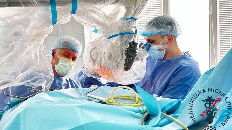 Хмельницькі нейрохірурги провели операцію пацієнту, який був госпіталізований із клінікою гострого мозкового інсульту 