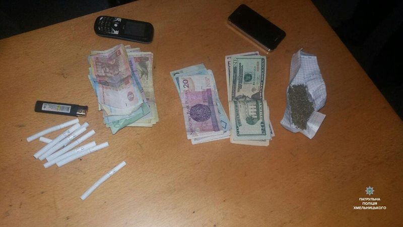 В одного з чоловіків знайшли гроші різної валюти і наркотики