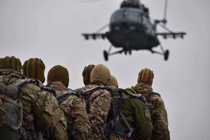 На Хмельниччині спецпризначенці десантуються в умовний тил противника з вертольотів Мі-8МТ