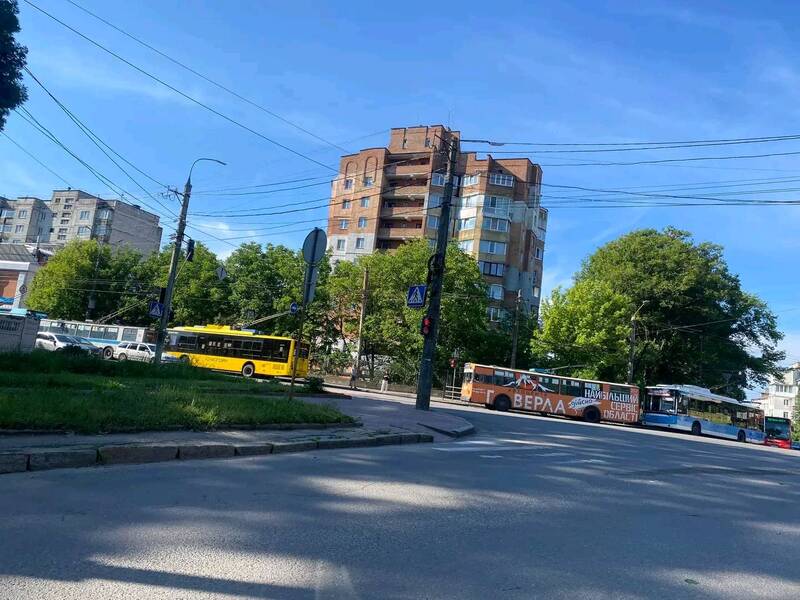 У Хмельницькому тролейбуси знову виходять на маршрути в обмеженій кількості, оскільки спостерігається дефіцит електроенергії в Україні