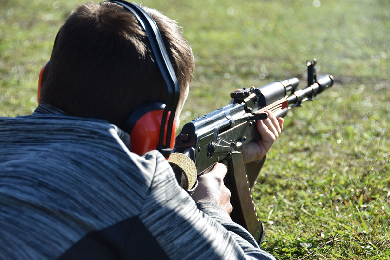 Майже 1500 юнаків і юначок мають отримати в Хмельницькому навички із стрільби з автоматичної зброї