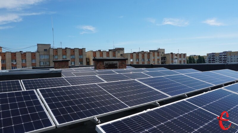Сонячні панелі розташовані на дахах трьох міських поліклінік