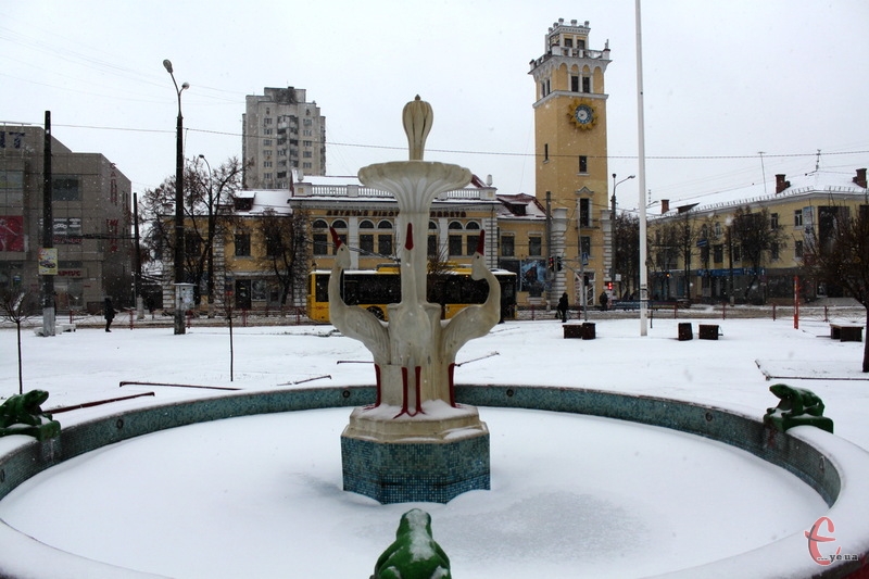 Через снігопади Хмельницький нагадує безлюдне місто. В центрі майже ніхто не гуляє