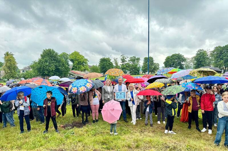 Діти Ямполя встановили перший національний рекорд України як наймасовіший парад з парасольками